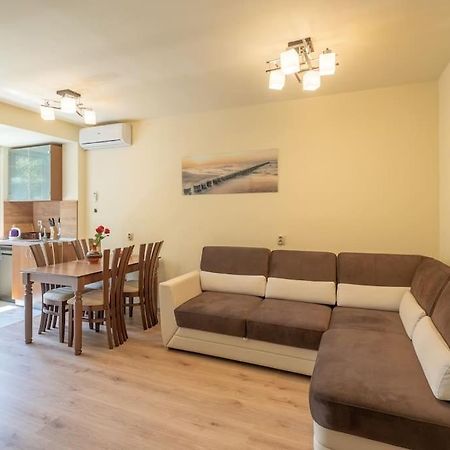 Top Location, Brand New 3 Bdrm Apt & Free Parking Sofia Extérieur photo
