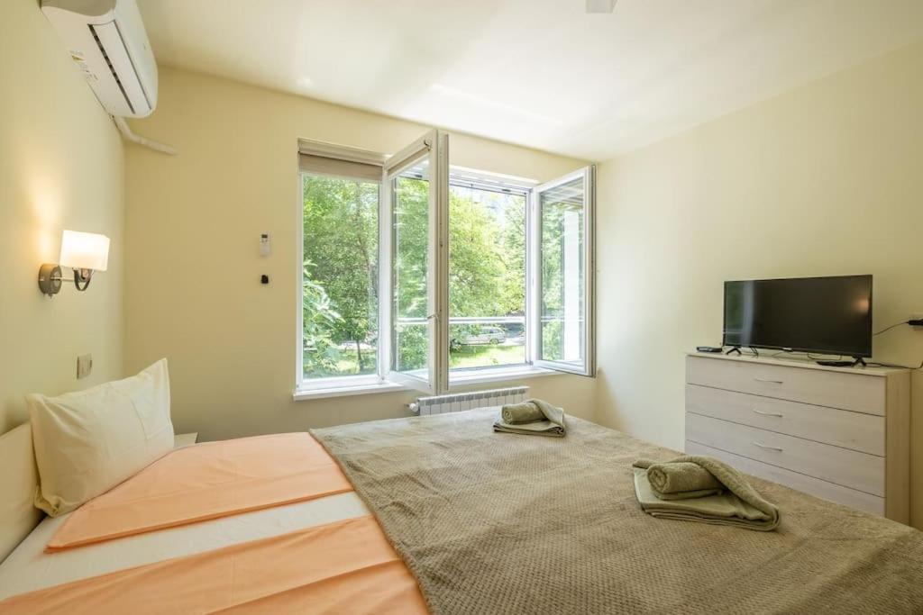 Top Location, Brand New 3 Bdrm Apt & Free Parking Sofia Extérieur photo