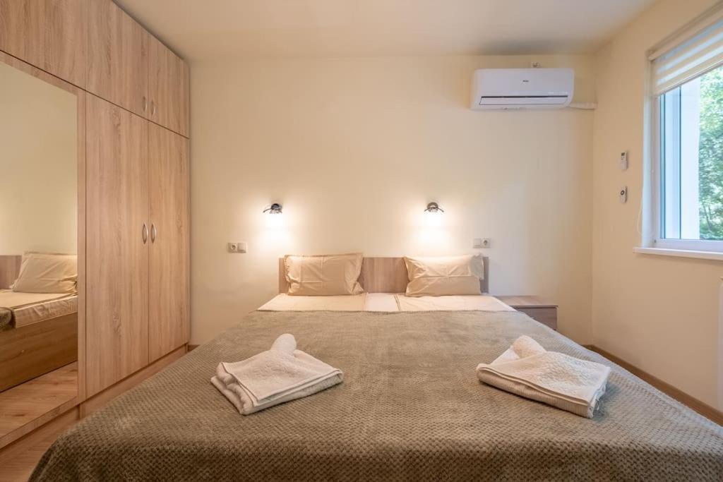Top Location, Brand New 3 Bdrm Apt & Free Parking Sofia Extérieur photo