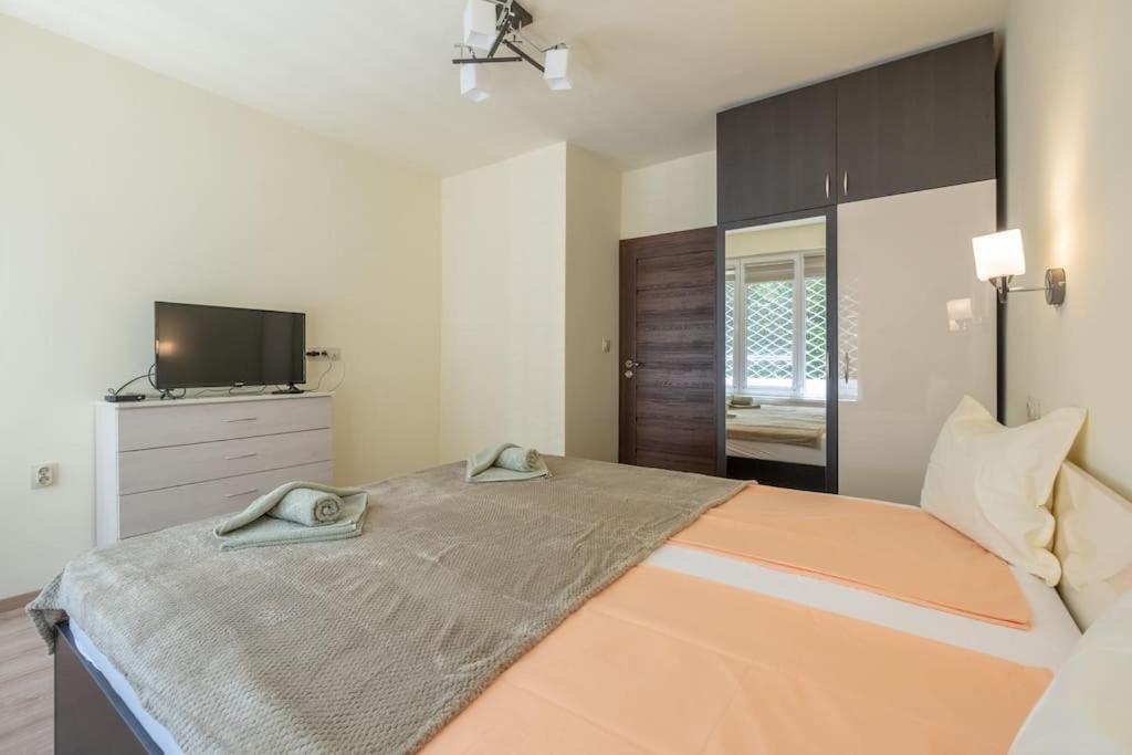 Top Location, Brand New 3 Bdrm Apt & Free Parking Sofia Extérieur photo