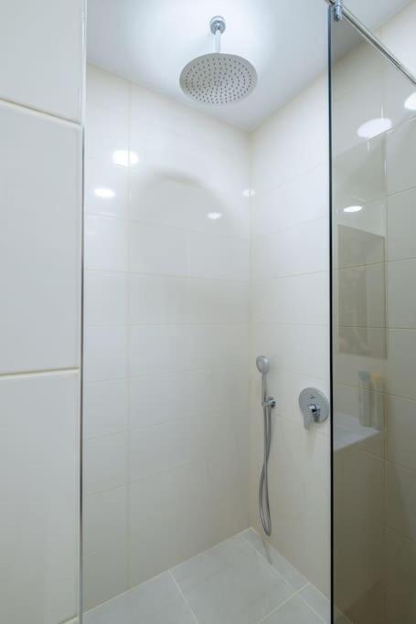Top Location, Brand New 3 Bdrm Apt & Free Parking Sofia Extérieur photo