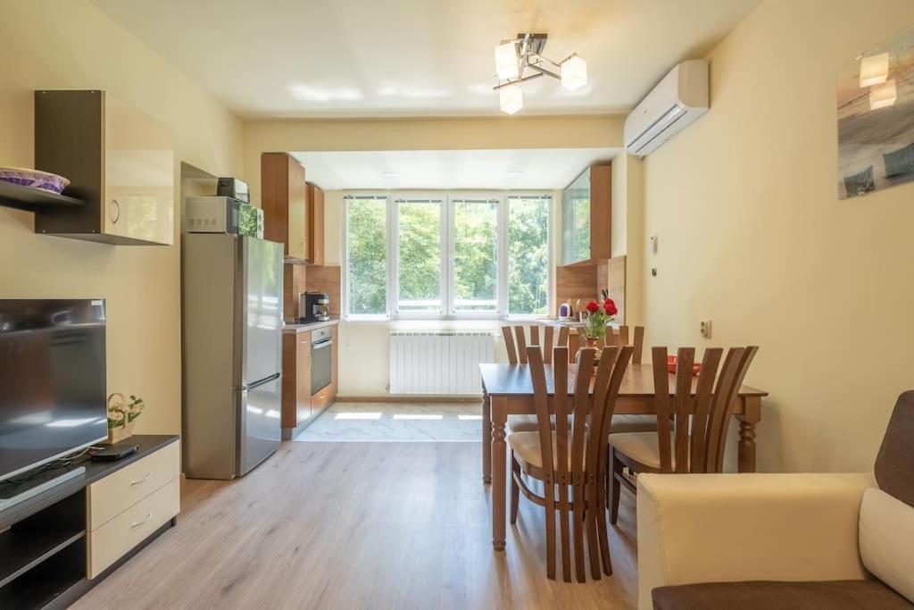 Top Location, Brand New 3 Bdrm Apt & Free Parking Sofia Extérieur photo
