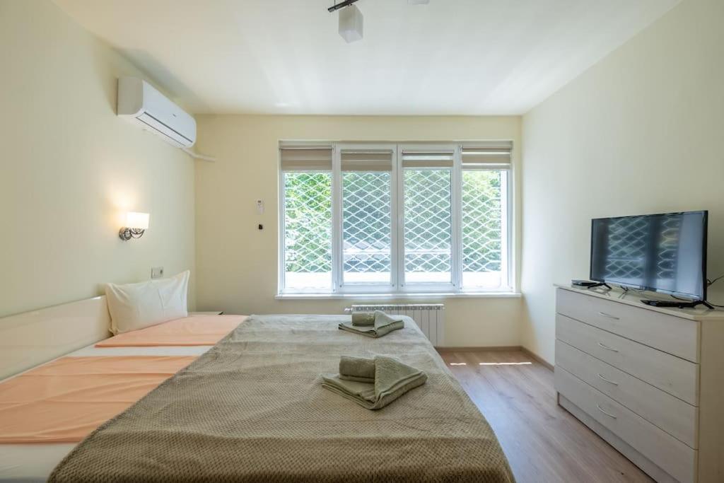 Top Location, Brand New 3 Bdrm Apt & Free Parking Sofia Extérieur photo