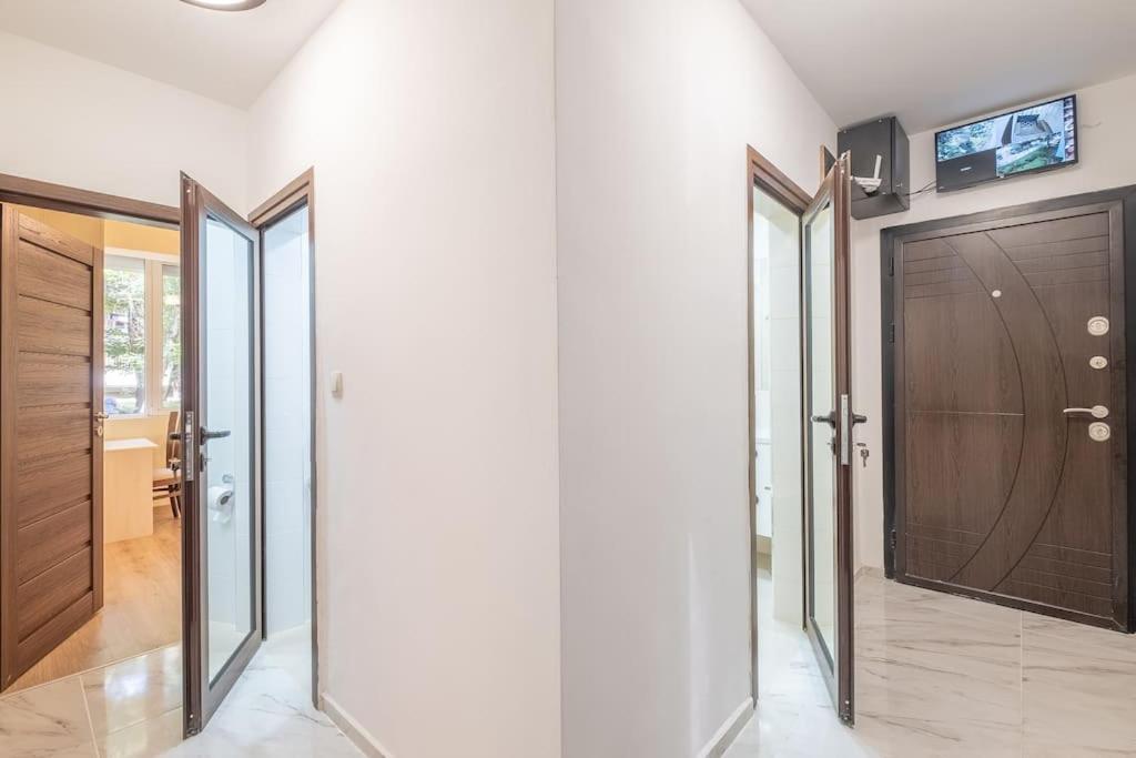 Top Location, Brand New 3 Bdrm Apt & Free Parking Sofia Extérieur photo