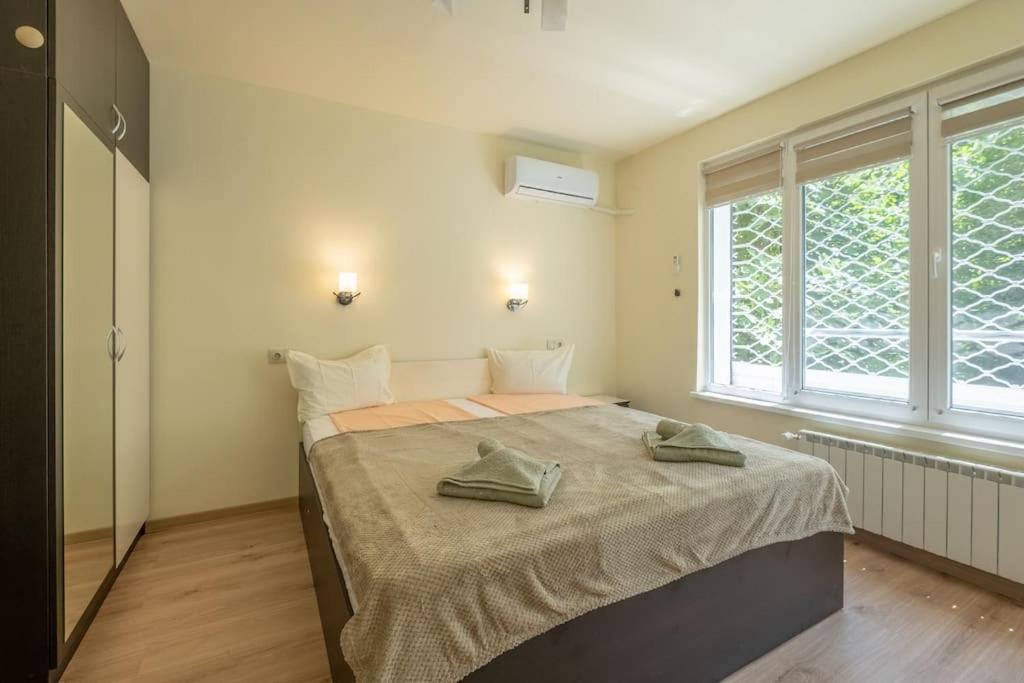 Top Location, Brand New 3 Bdrm Apt & Free Parking Sofia Extérieur photo