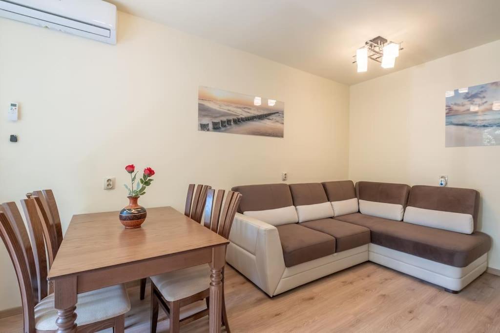 Top Location, Brand New 3 Bdrm Apt & Free Parking Sofia Extérieur photo