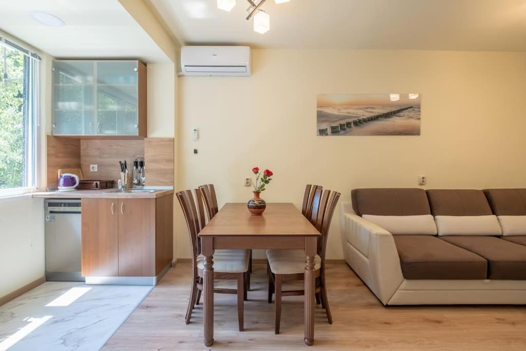 Top Location, Brand New 3 Bdrm Apt & Free Parking Sofia Extérieur photo