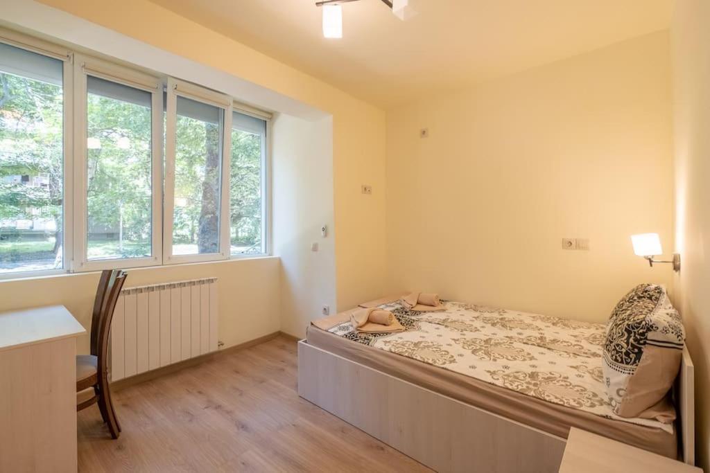 Top Location, Brand New 3 Bdrm Apt & Free Parking Sofia Extérieur photo
