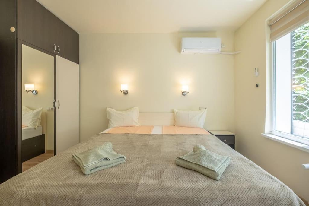 Top Location, Brand New 3 Bdrm Apt & Free Parking Sofia Extérieur photo
