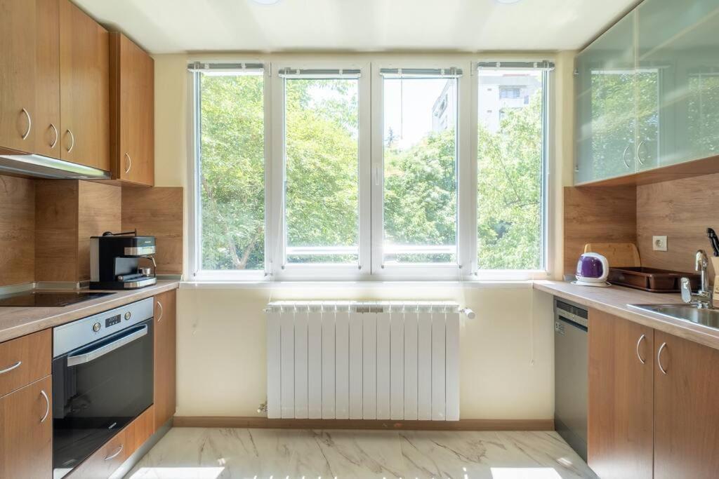 Top Location, Brand New 3 Bdrm Apt & Free Parking Sofia Extérieur photo