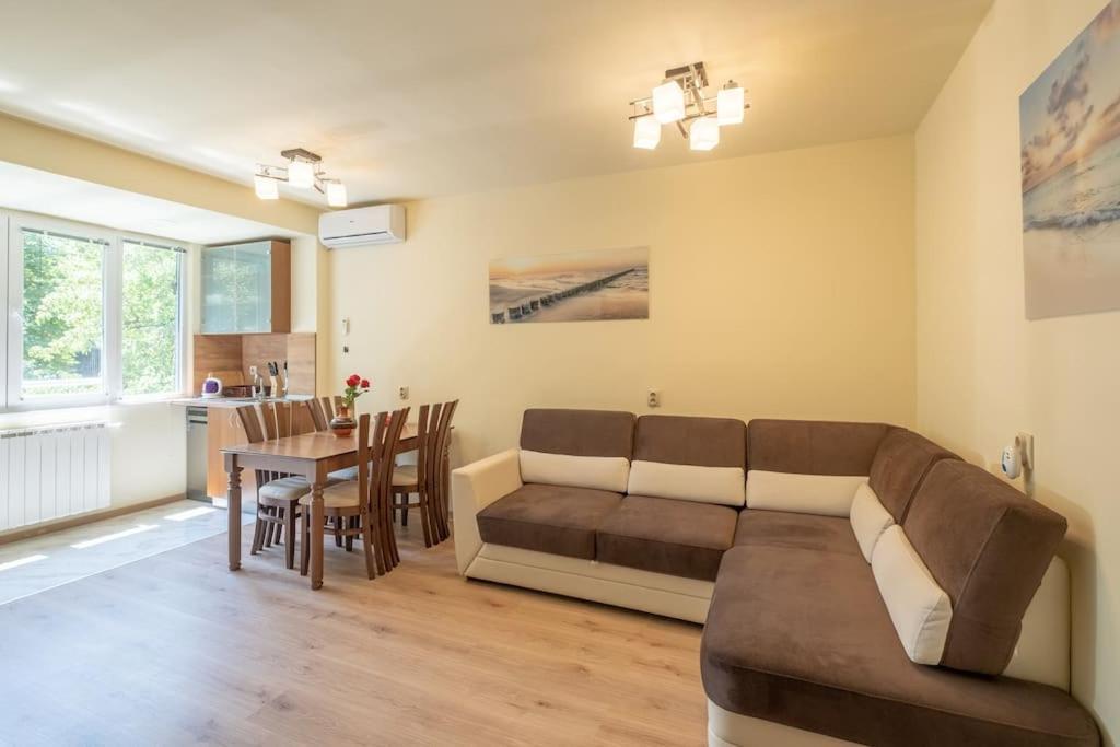 Top Location, Brand New 3 Bdrm Apt & Free Parking Sofia Extérieur photo